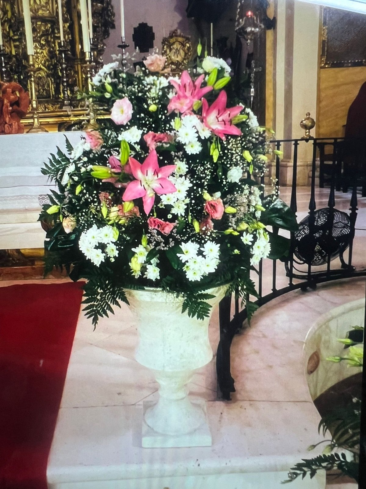 Centro floral de boda en tonos rosa y blanco — Legado Romano