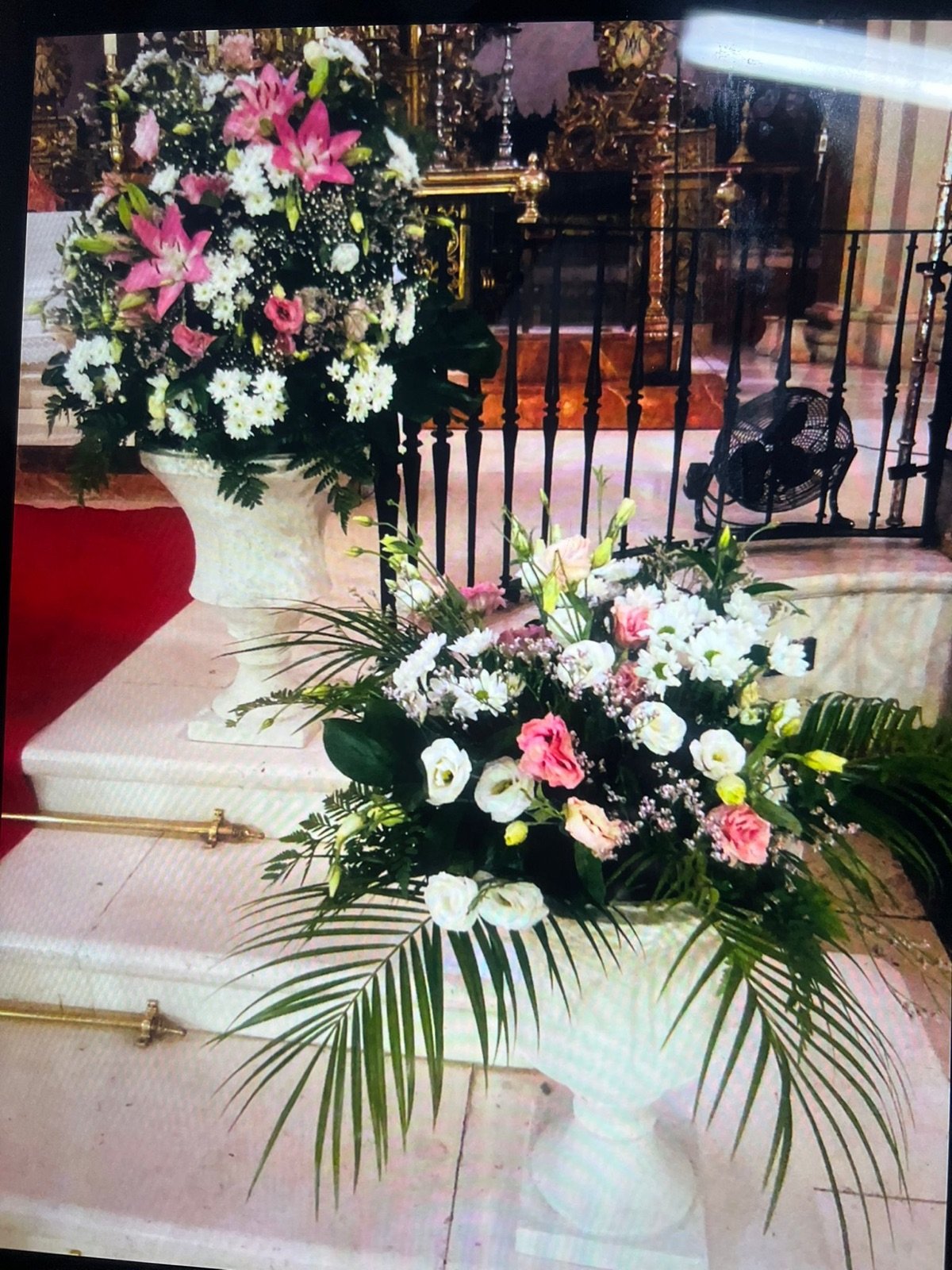 Arreglo floral con rosas y palma para ceremonia — Legado Romano