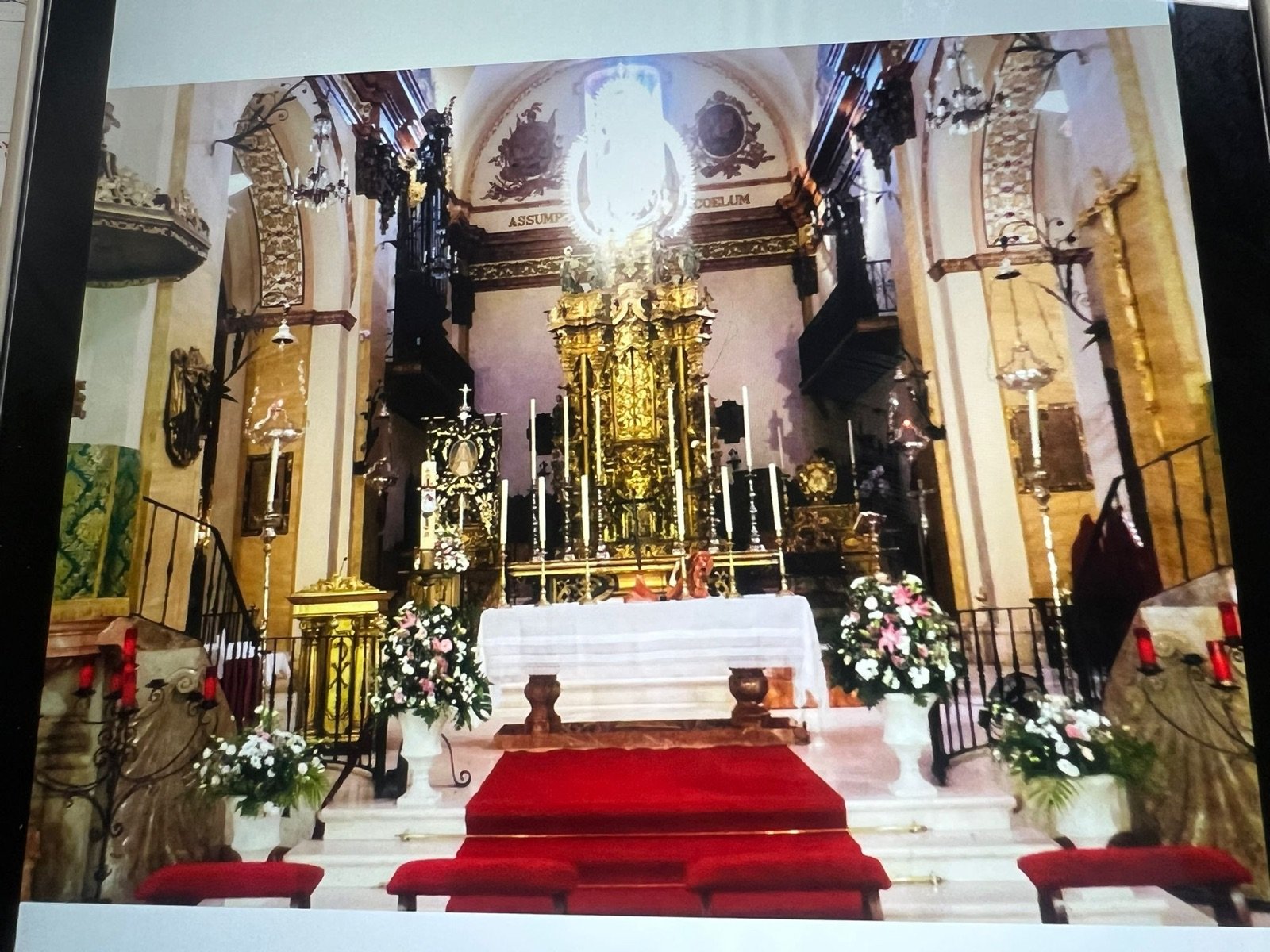 Ambientacion de altar barroco decorado para boda — Legado Romano
