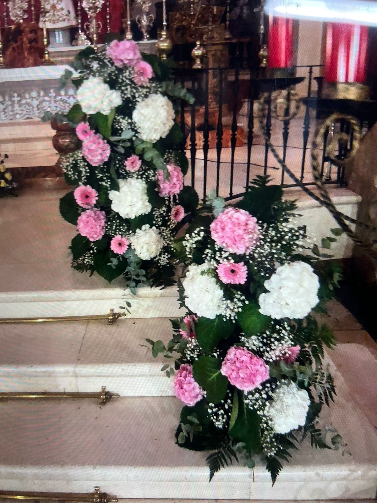 Columna floral en tonos rosa y blanco — Legado Romano
