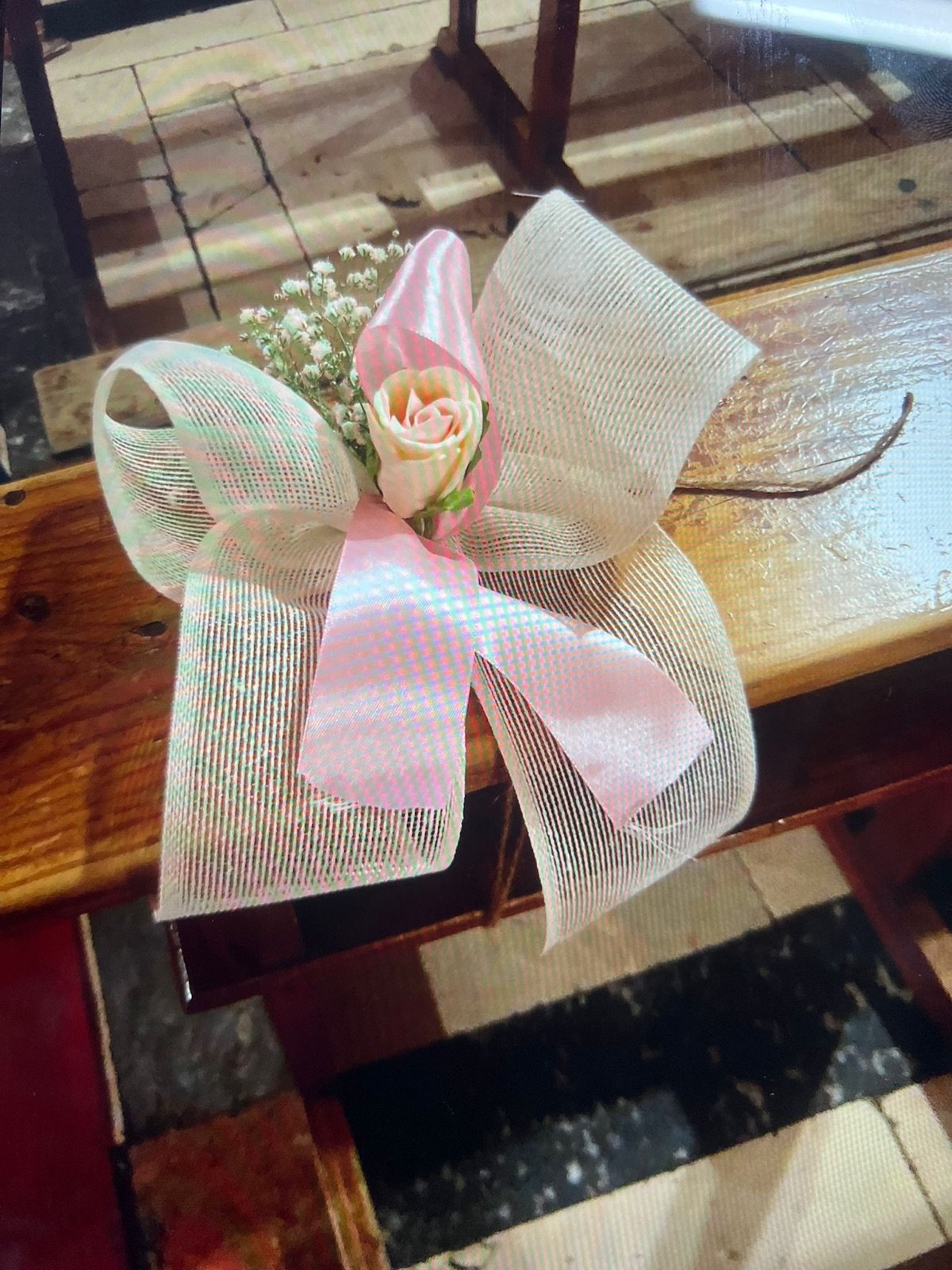 Lazo y detalle floral en tonos rosa — Legado Romano