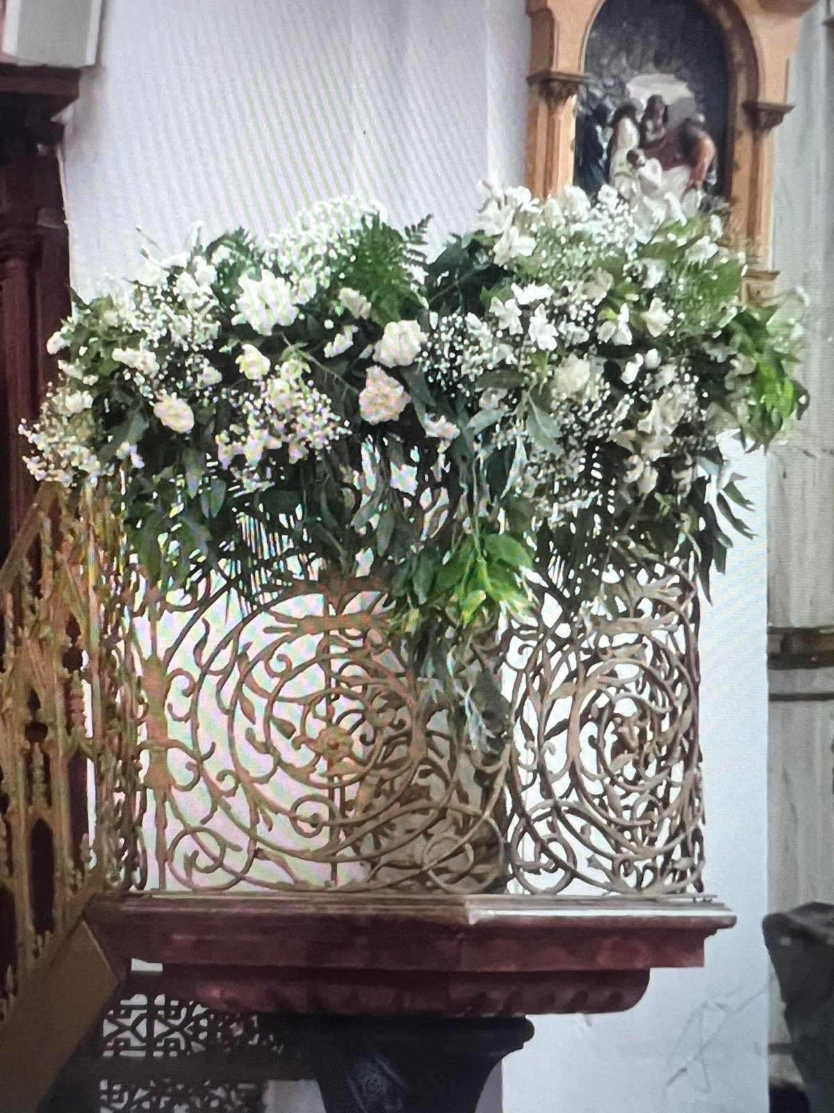 Composicion floral blanca y verde sobre pedestal — Legado Romano