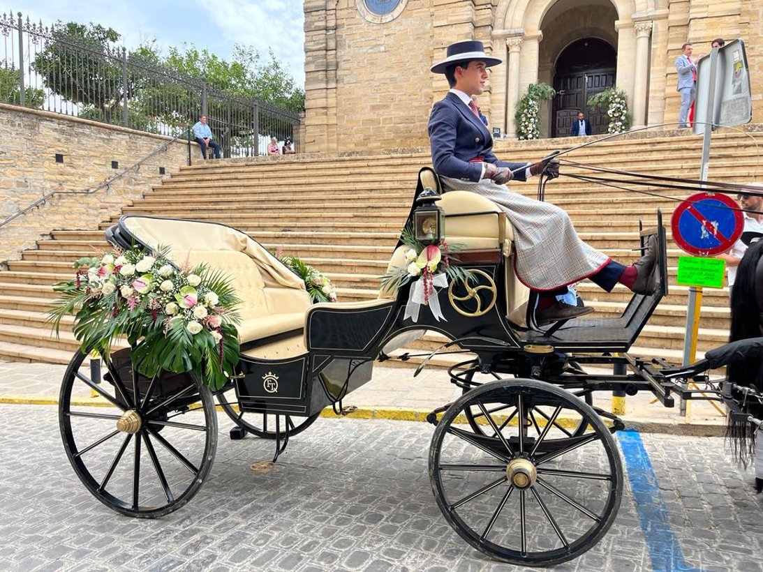 Coche de caballos decorado con arreglo floral para boda — Legado Romano