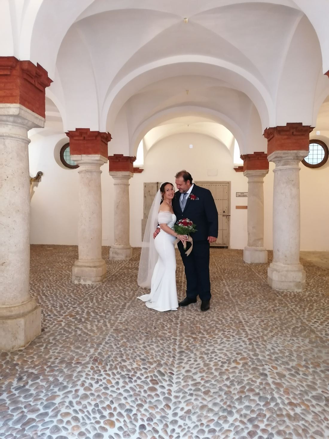 Ceremonia de boda en un templo barroco — Legado Romano
