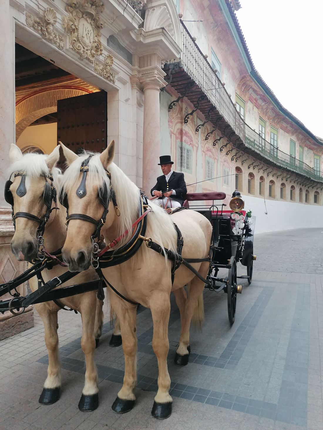 Boda real de Legado Romano — llegada en coche de caballos