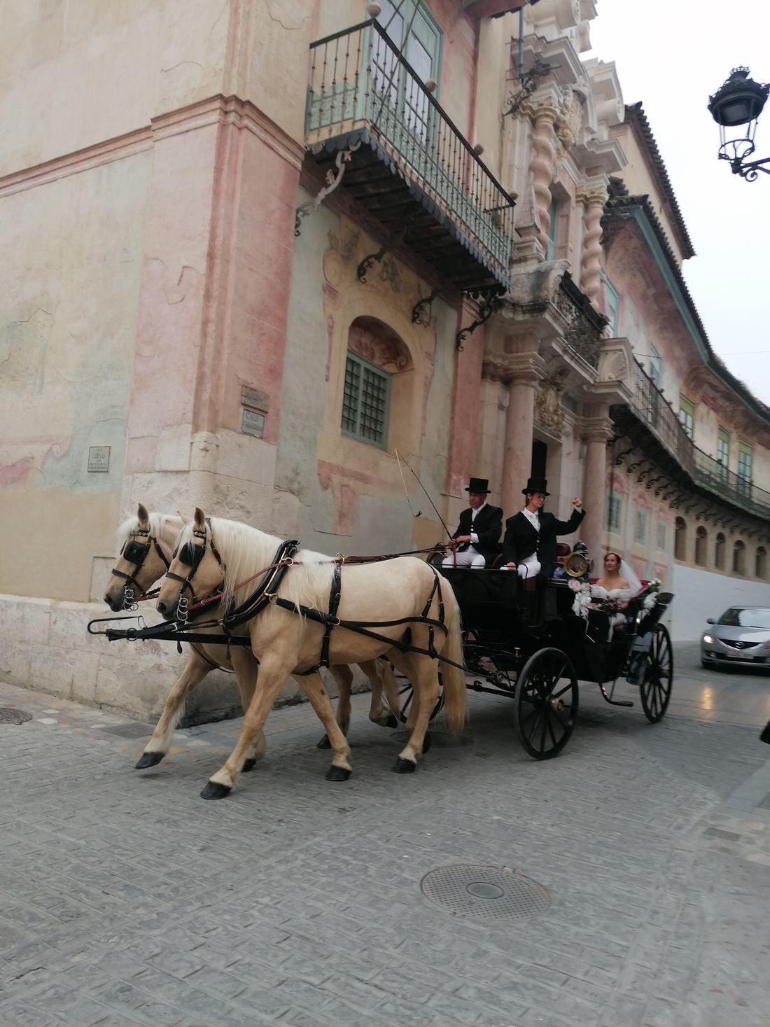 Boda real de Legado Romano — llegada en coche de caballos