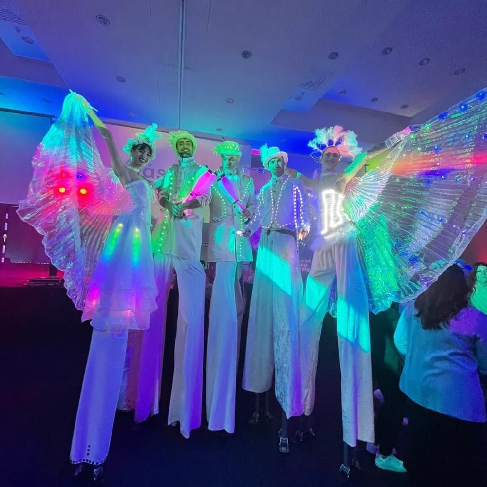 Artistas con trajes de luces LED animando la fiesta — Legado Romano