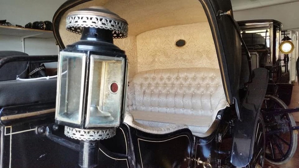 Interior del coche de caballos con tapizado capitoné — Legado Romano